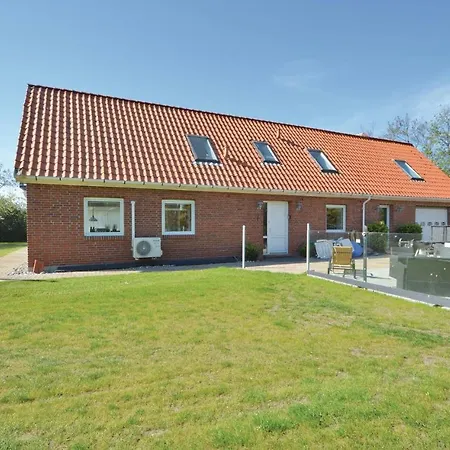 Dom wakacyjny Four-bedroom In